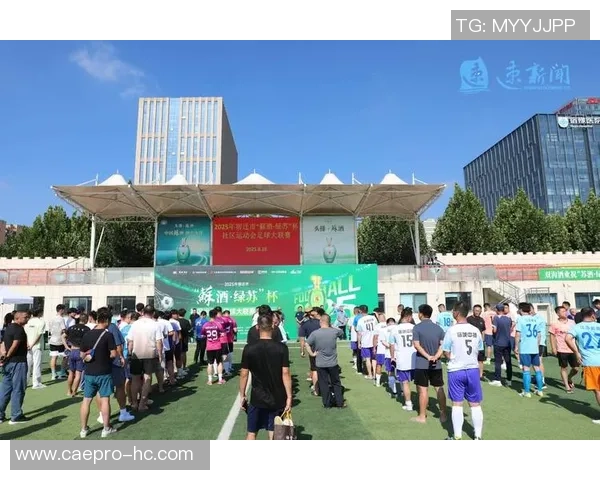 足球之星闪耀绿茵场他们的才华与努力值得我们由衷赞美与敬佩